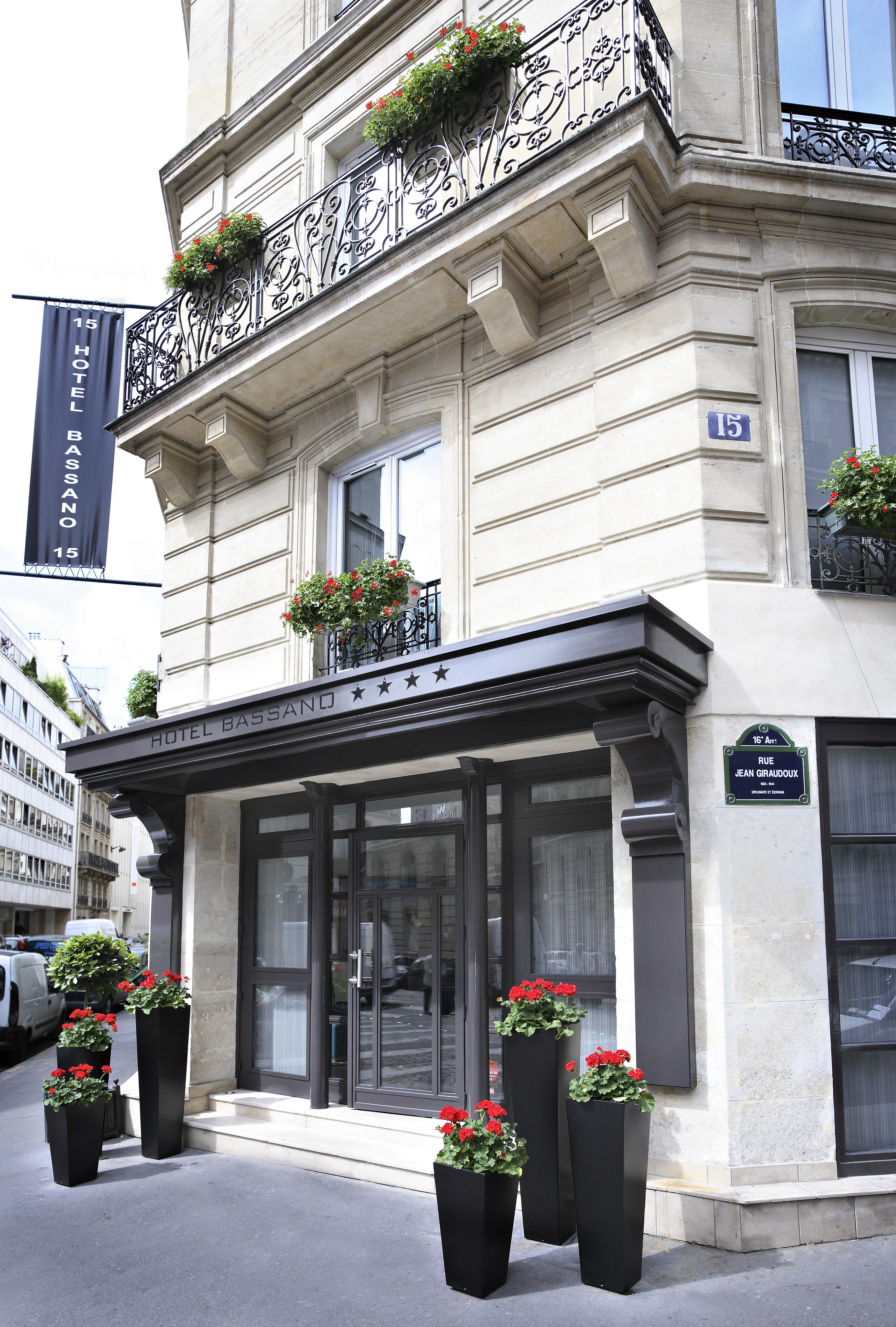 Hotel Bassano Paris Exterior photo
